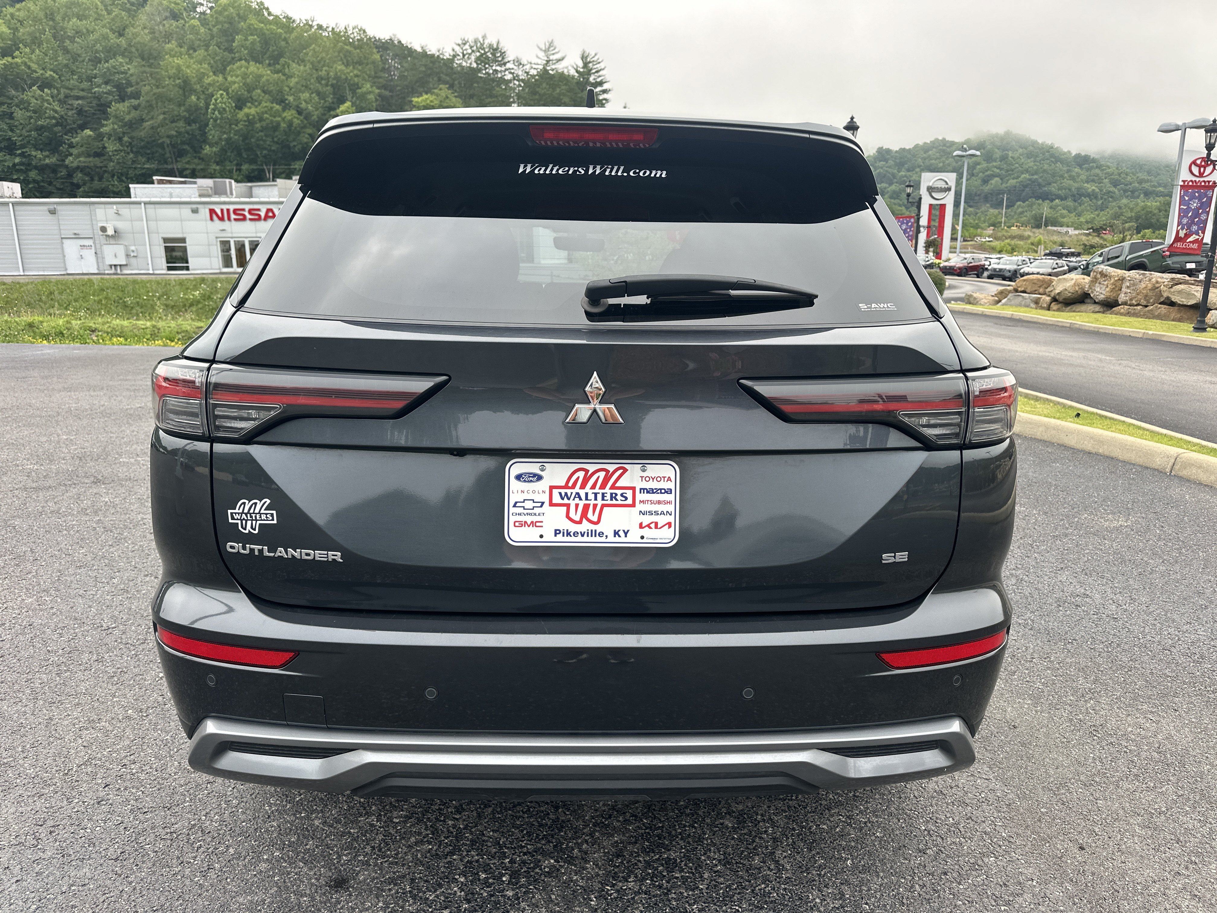 Used 2025 Mitsubishi Outlander SE AWD/4WD image 3