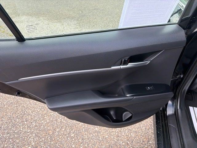 Used 2018 Toyota Camry LE FWD image 13