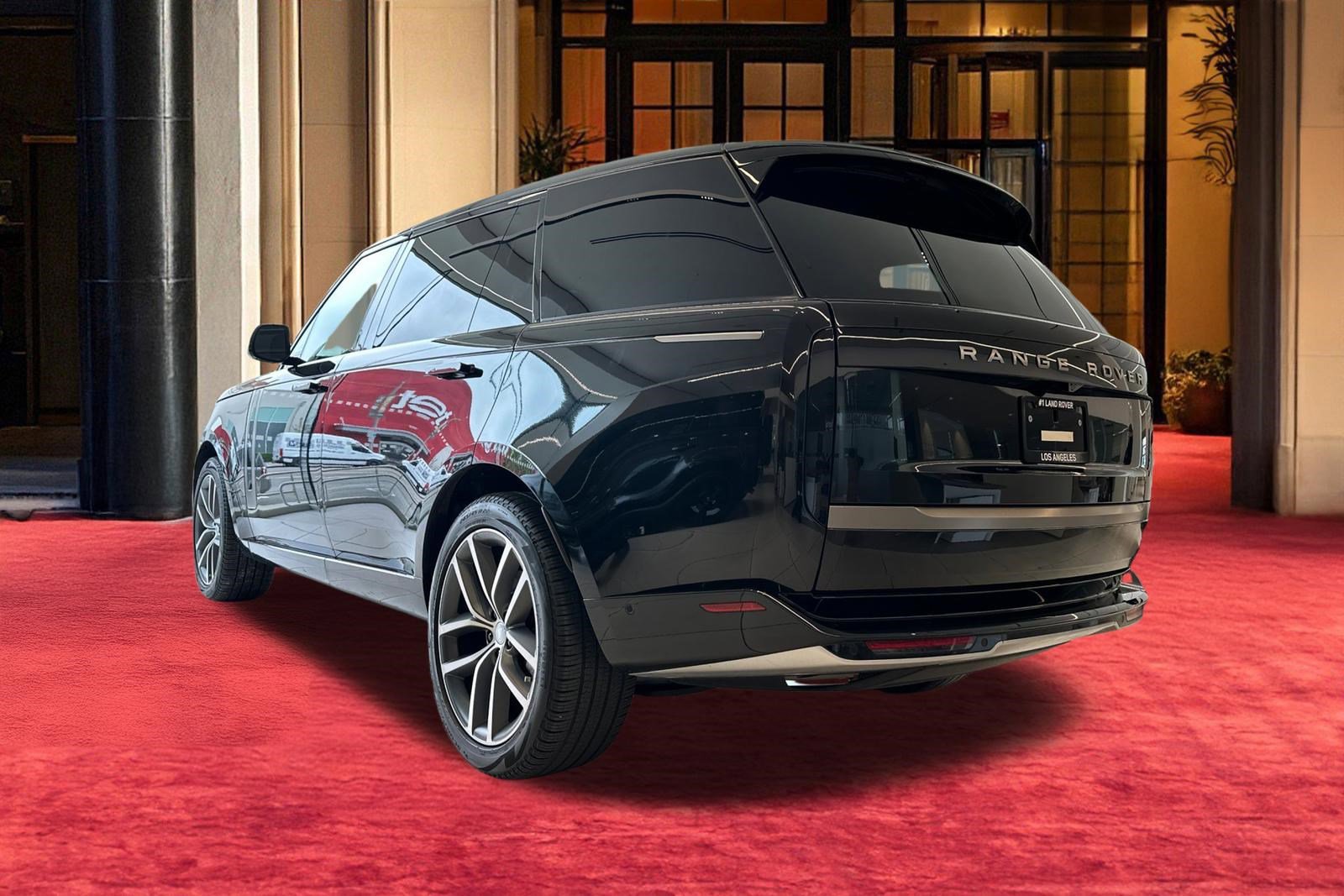 Certified 2025 Land Rover Range Rover Long Wheelbase SE image 4