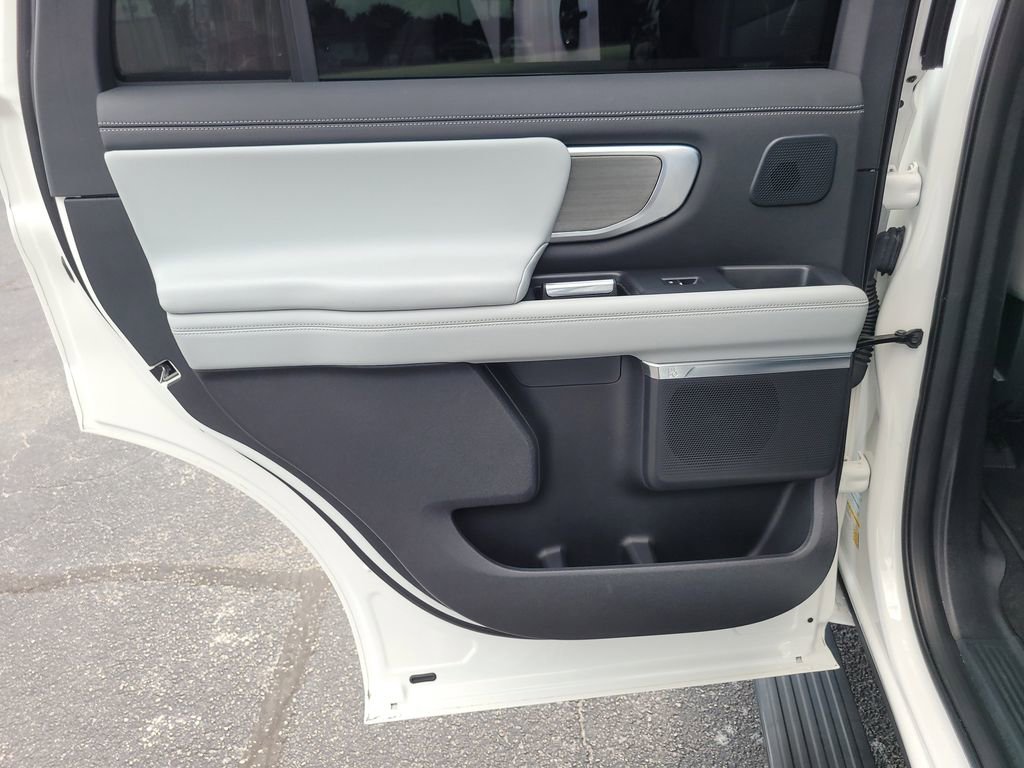 Used 2025 Ford Expedition Platinum w/ Driver's Package AWD/4WD image 11