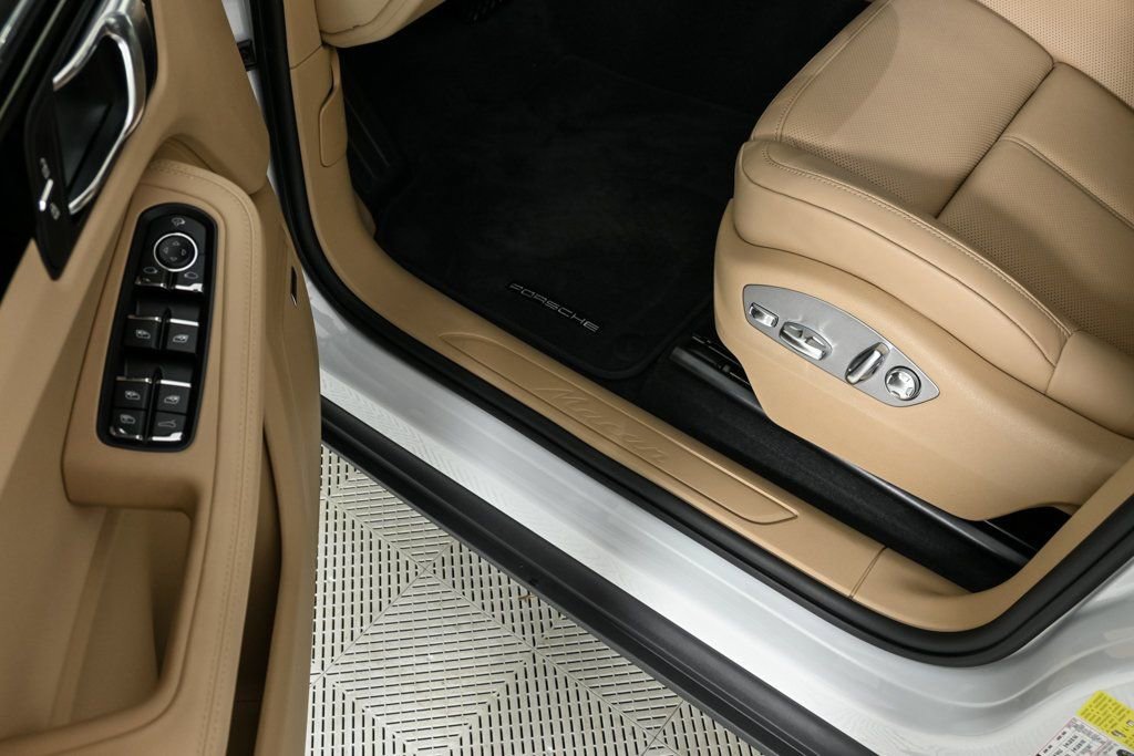 Certified 2025 Porsche Macan image 8