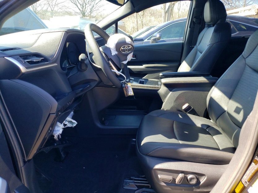 Used 2025 Toyota Sienna XLE Woodland Edition image 6