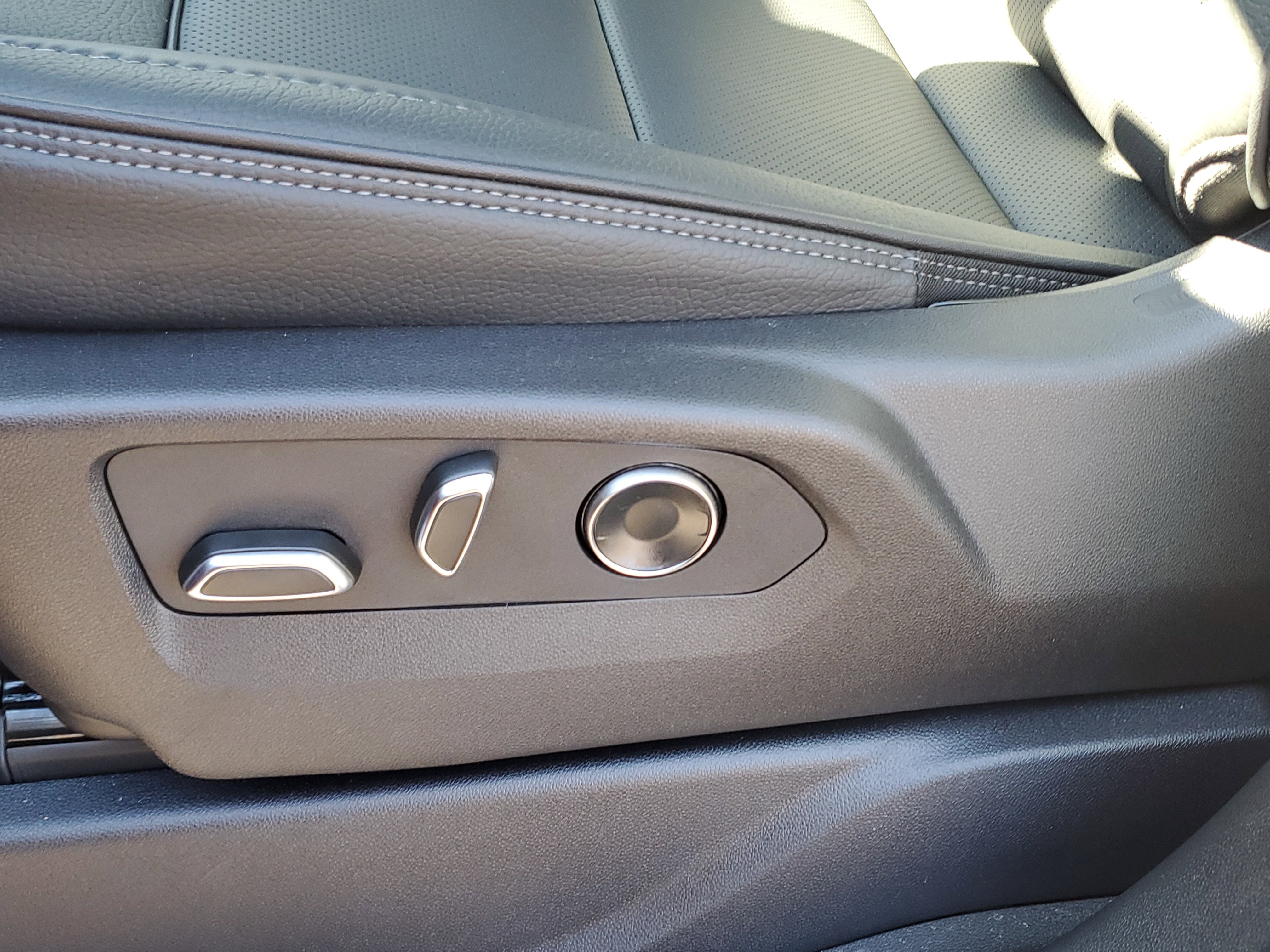 New 2025 GMC Yukon XL Denali w/ Sun & Power Step Package image 28