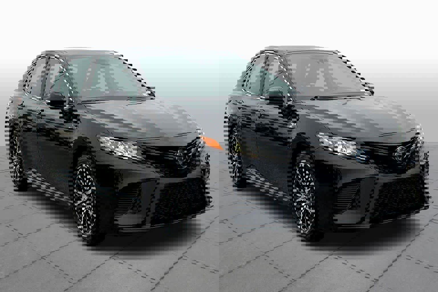 Used 2019 Toyota Camry SE image 2