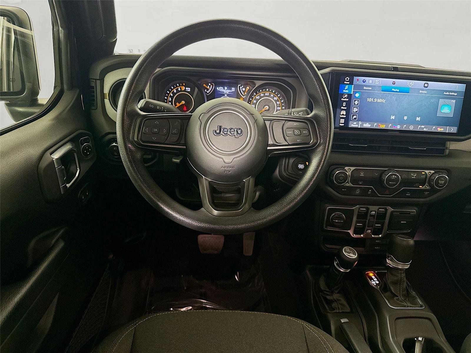 Used 2025 Jeep Gladiator Sport image 3