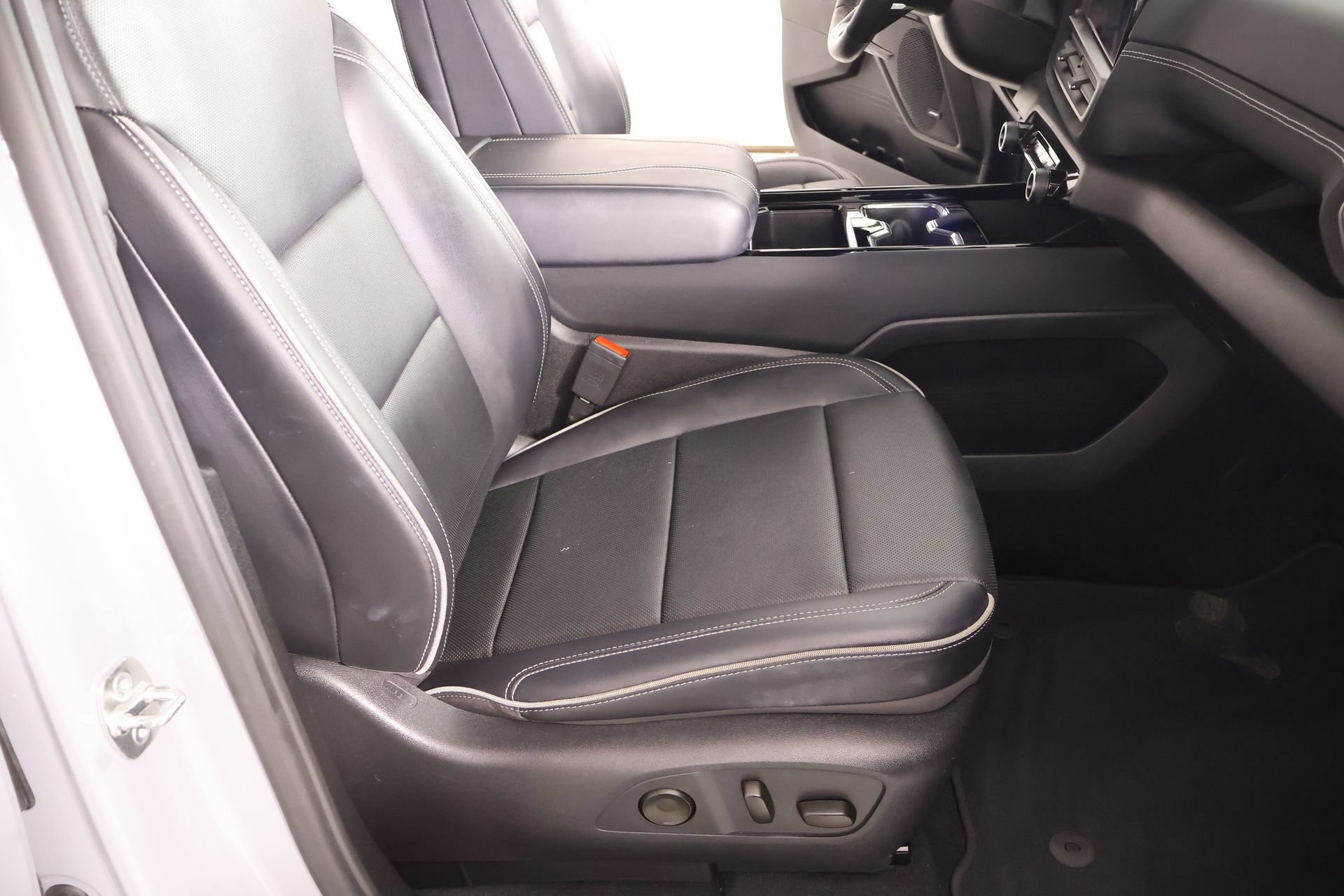 Used 2025 Chevrolet Silverado EV LT AWD/4WD image 14