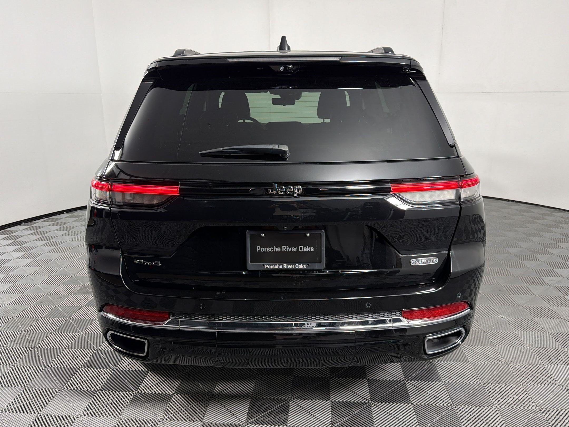 Used 2022 Jeep Grand Cherokee Overland w/ Luxury Tech Group IV AWD/4WD image 10