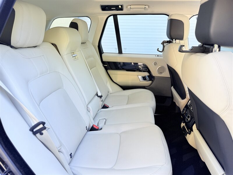 Used 2018 Land Rover Range Rover HSE AWD/4WD image 16