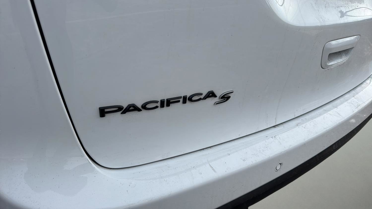 Used 2025 Chrysler Pacifica Limited image 9