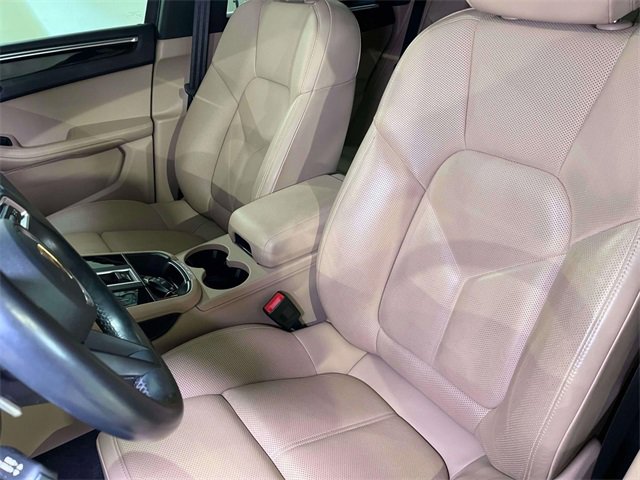 Used 2022 Porsche Macan w/ Premium Package Plus image 17