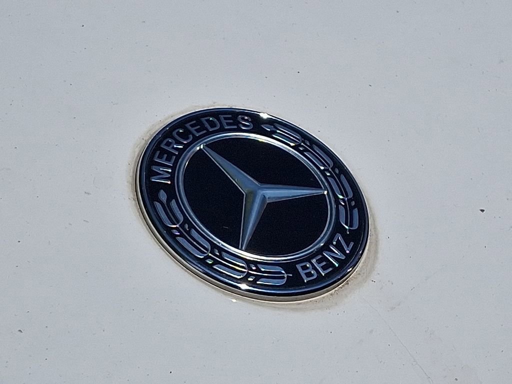 Used 2018 Mercedes-Benz GLC 300 4MATIC image 3