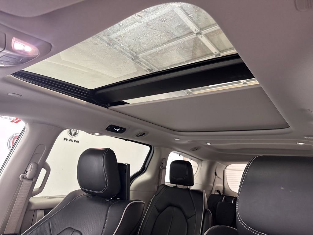 Used 2024 Chrysler Pacifica Limited w/ Uconnect Theater Family Group image 17