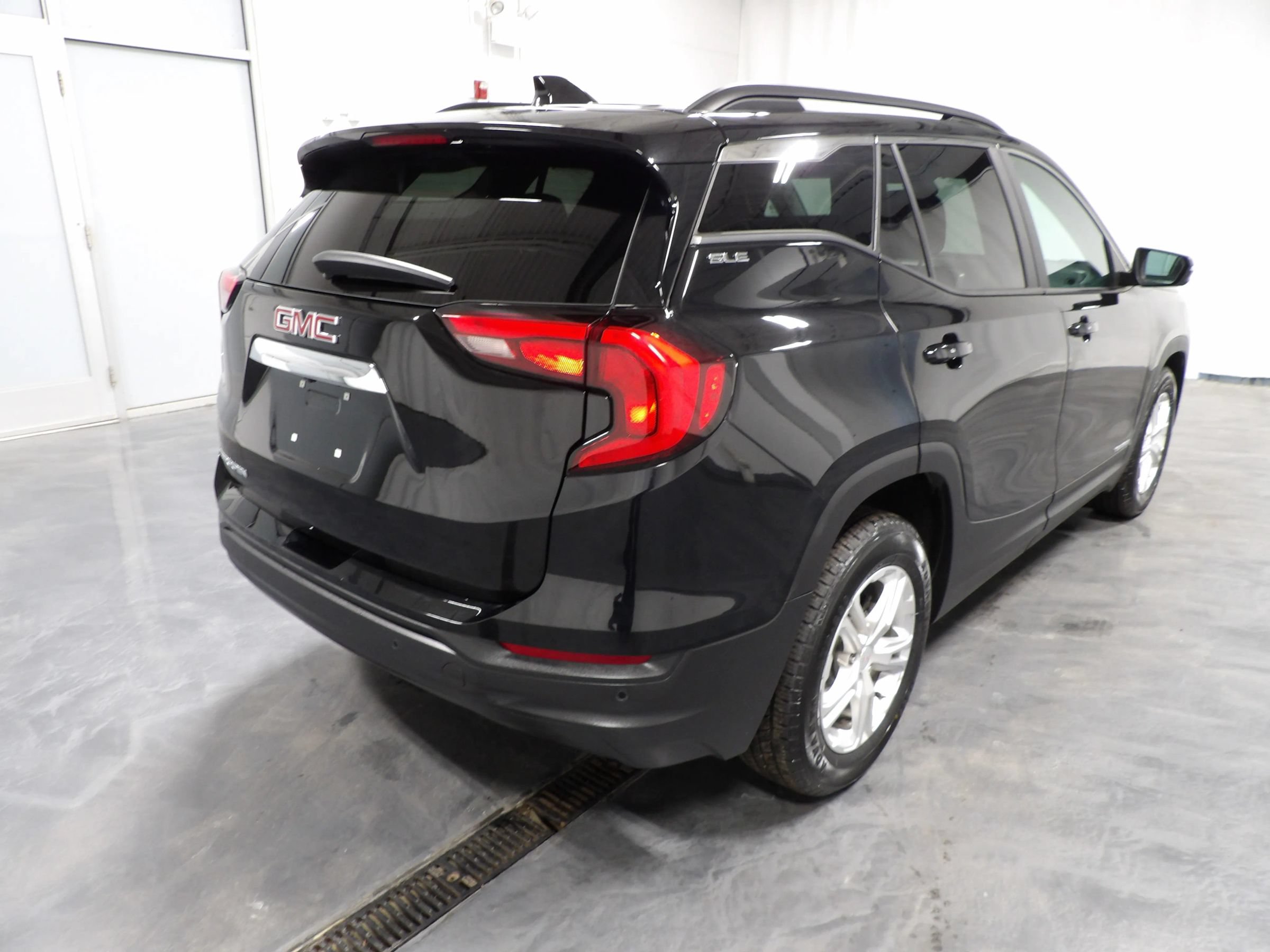 Used 2021 GMC Terrain SLE w/ Driver Convenience Package FWD image 5