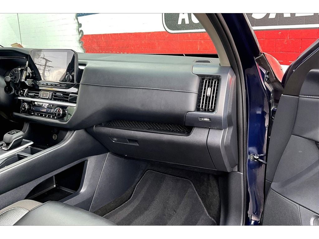 Used 2025 Nissan Pathfinder SL AWD/4WD image 17