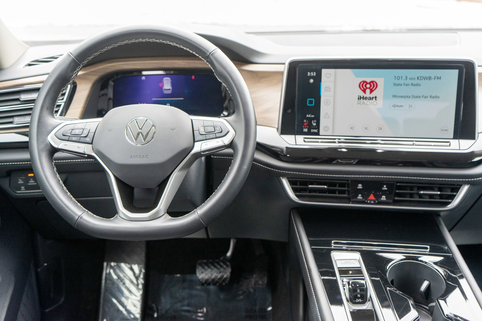 Used 2025 Volkswagen Atlas SE image 13