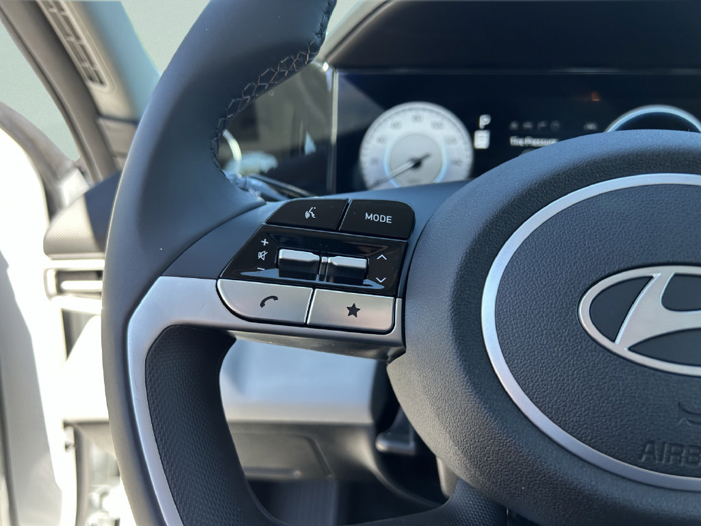 Certified 2025 Hyundai Elantra Limited FWD image 31