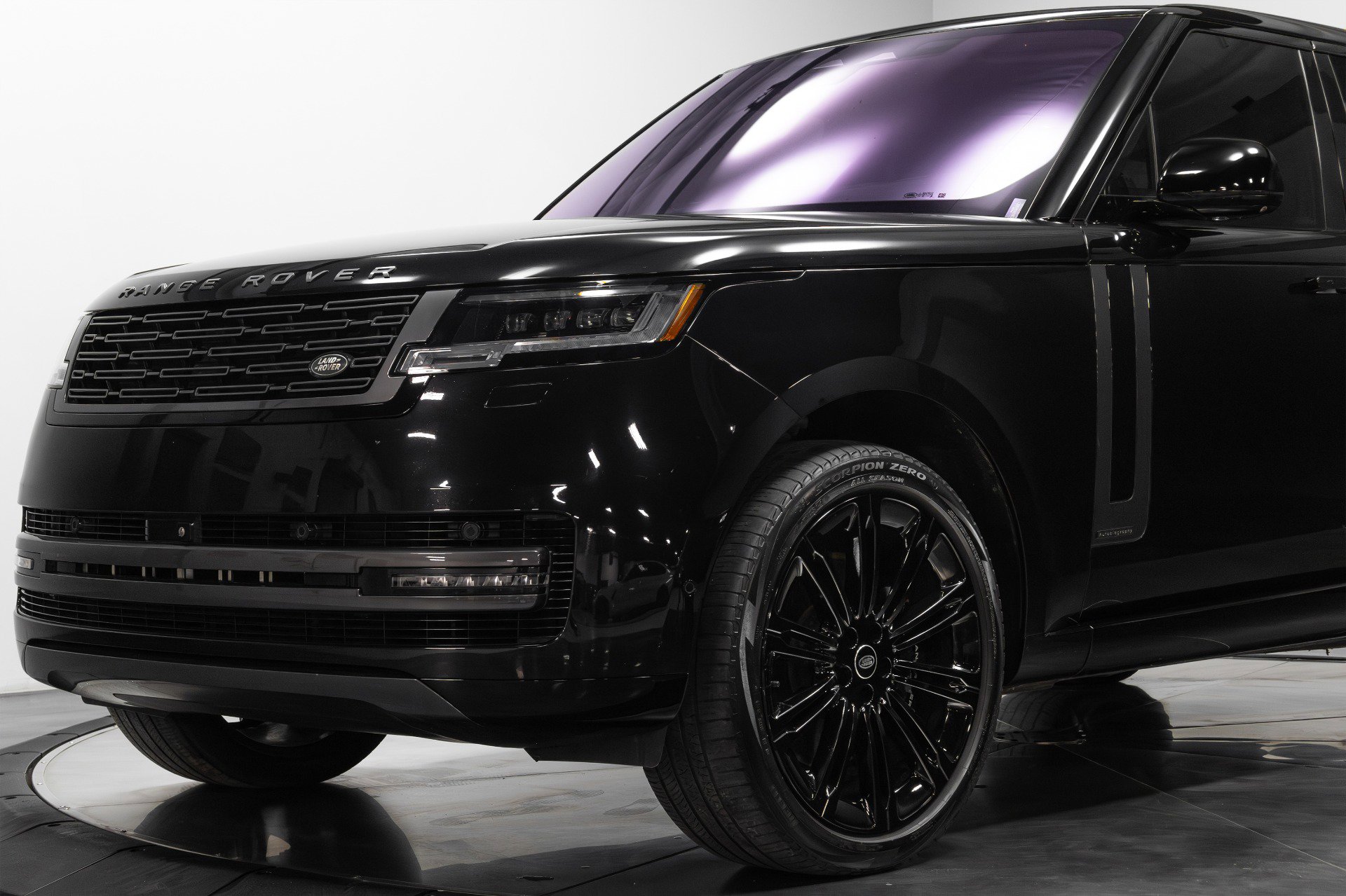 Used 2023 Land Rover Range Rover Long Wheelbase Autobiography image 4