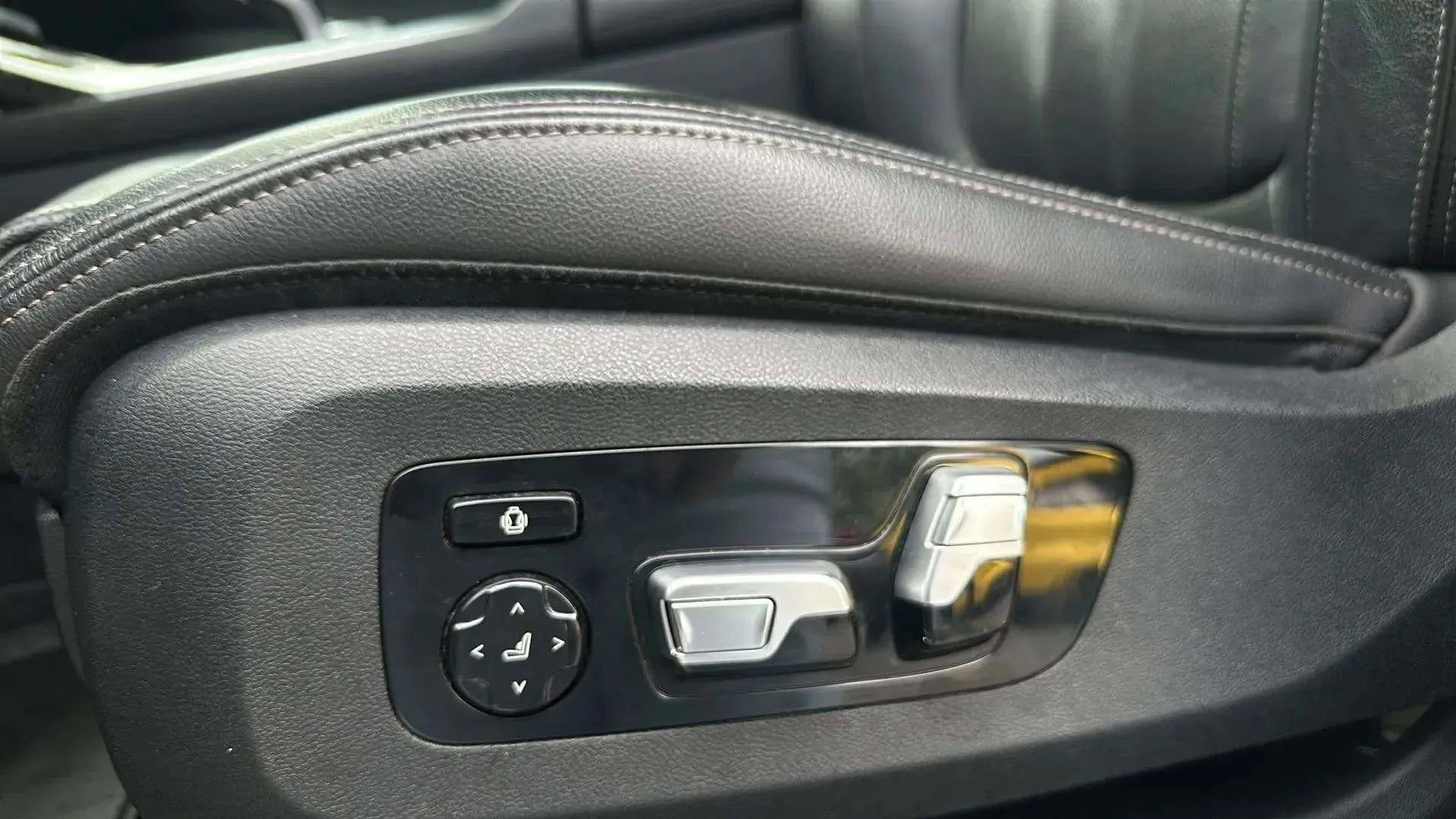 Used 2020 BMW X7 xDrive40i w/ M Sport Package image 10