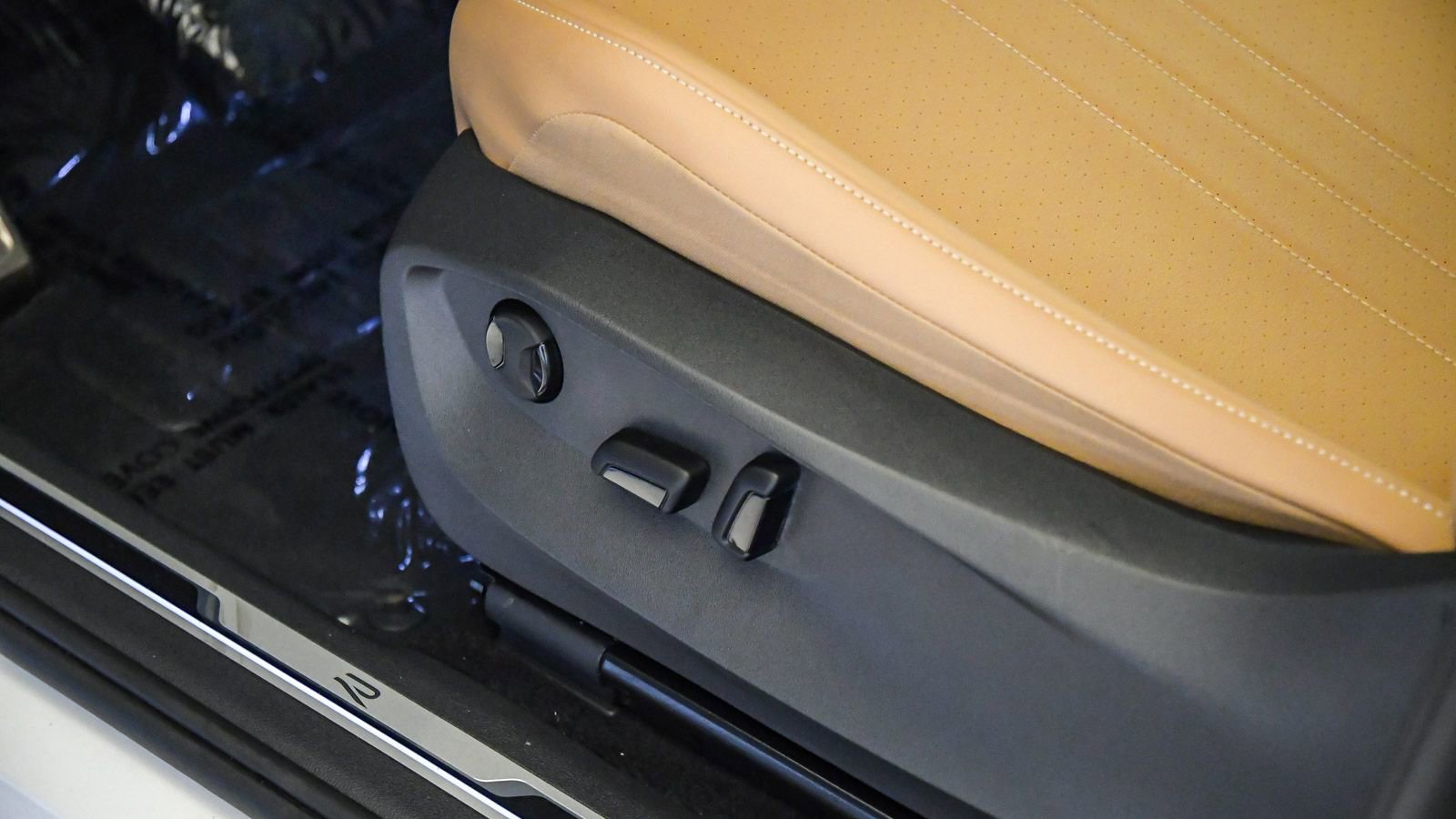 Used 2023 Volkswagen Tiguan SE R-Line image 26