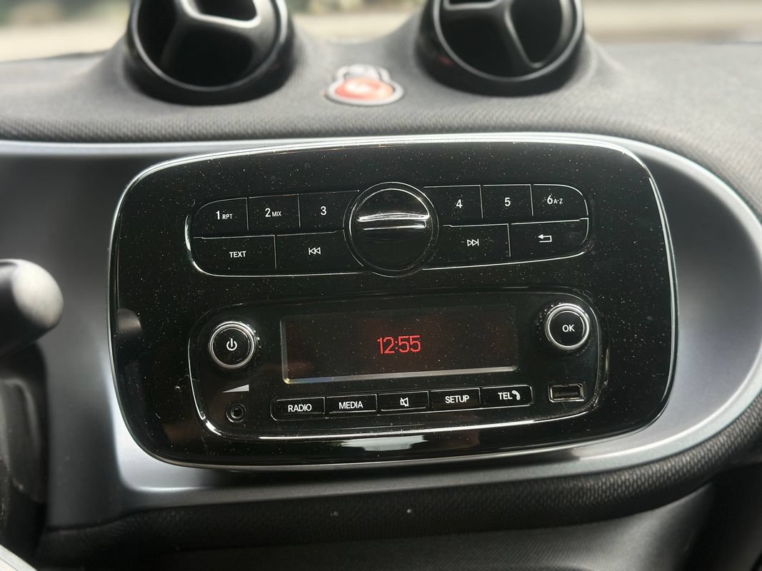Used 2016 smart fortwo passion RWD image 11