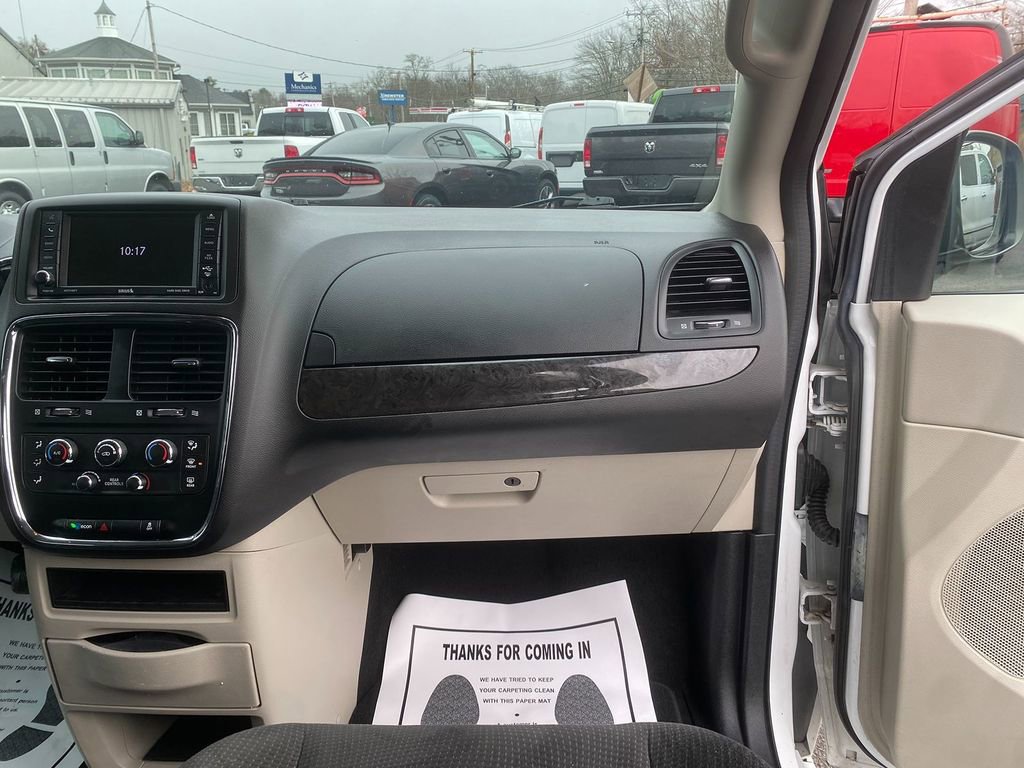 Used 2018 Dodge Grand Caravan SE w/ UConnect Hands-Free Group image 30