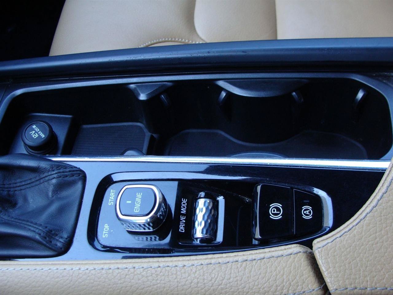 Used 2016 Volvo XC90 T6 Momentum w/ Momentum Plus Package AWD/4WD image 28