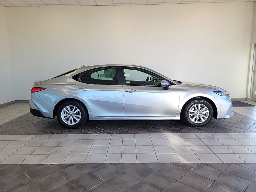 Used 2025 Toyota Camry LE image 4