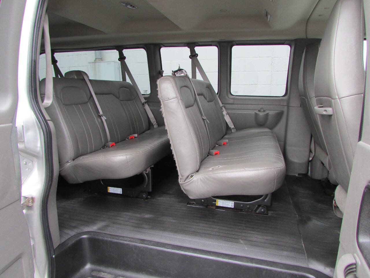 Used 2017 Chevrolet Express 3500 LS image 5