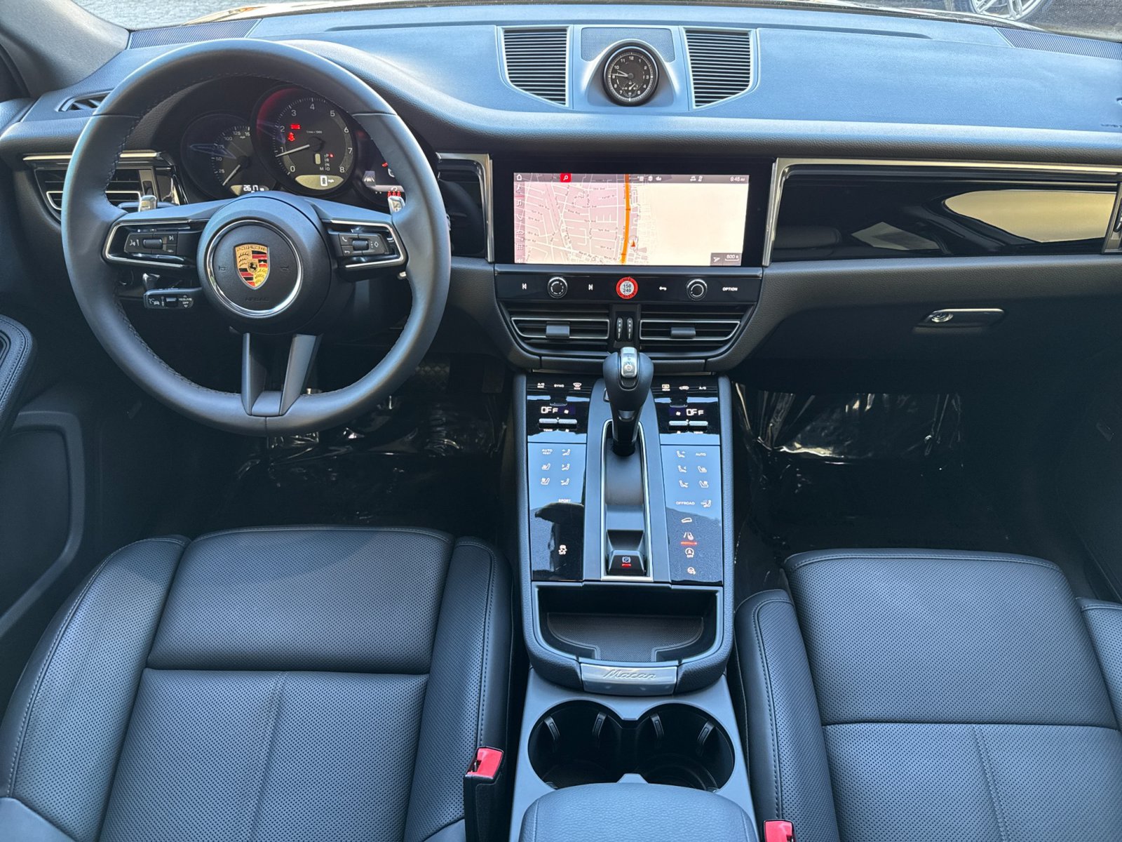 Certified 2025 Porsche Macan AWD/4WD image 6