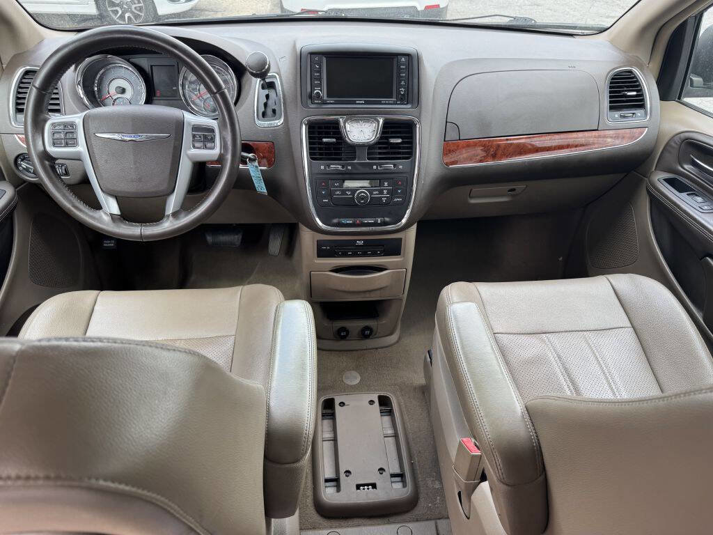Used 2014 Chrysler Town & Country Touring-L FWD image 10