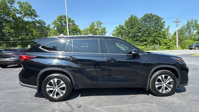Used 2021 Toyota Highlander XLE AWD/4WD image 4