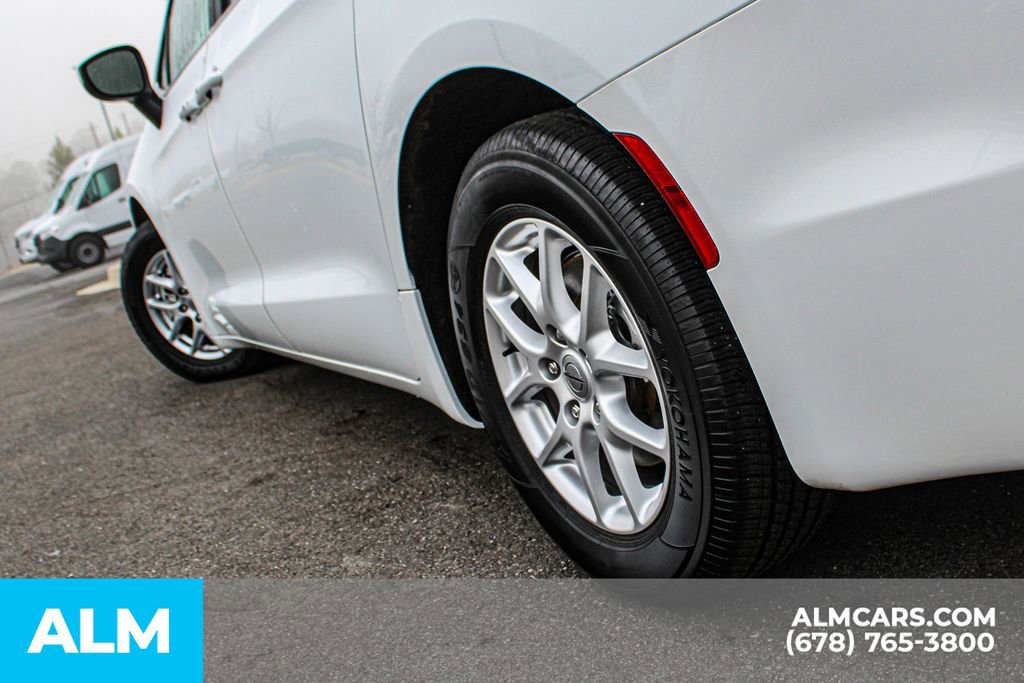 Used 2023 Chrysler Pacifica Touring-L image 15