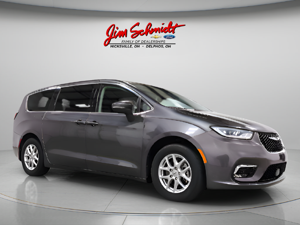 Used 2023 Chrysler Pacifica Touring-L FWD image 1