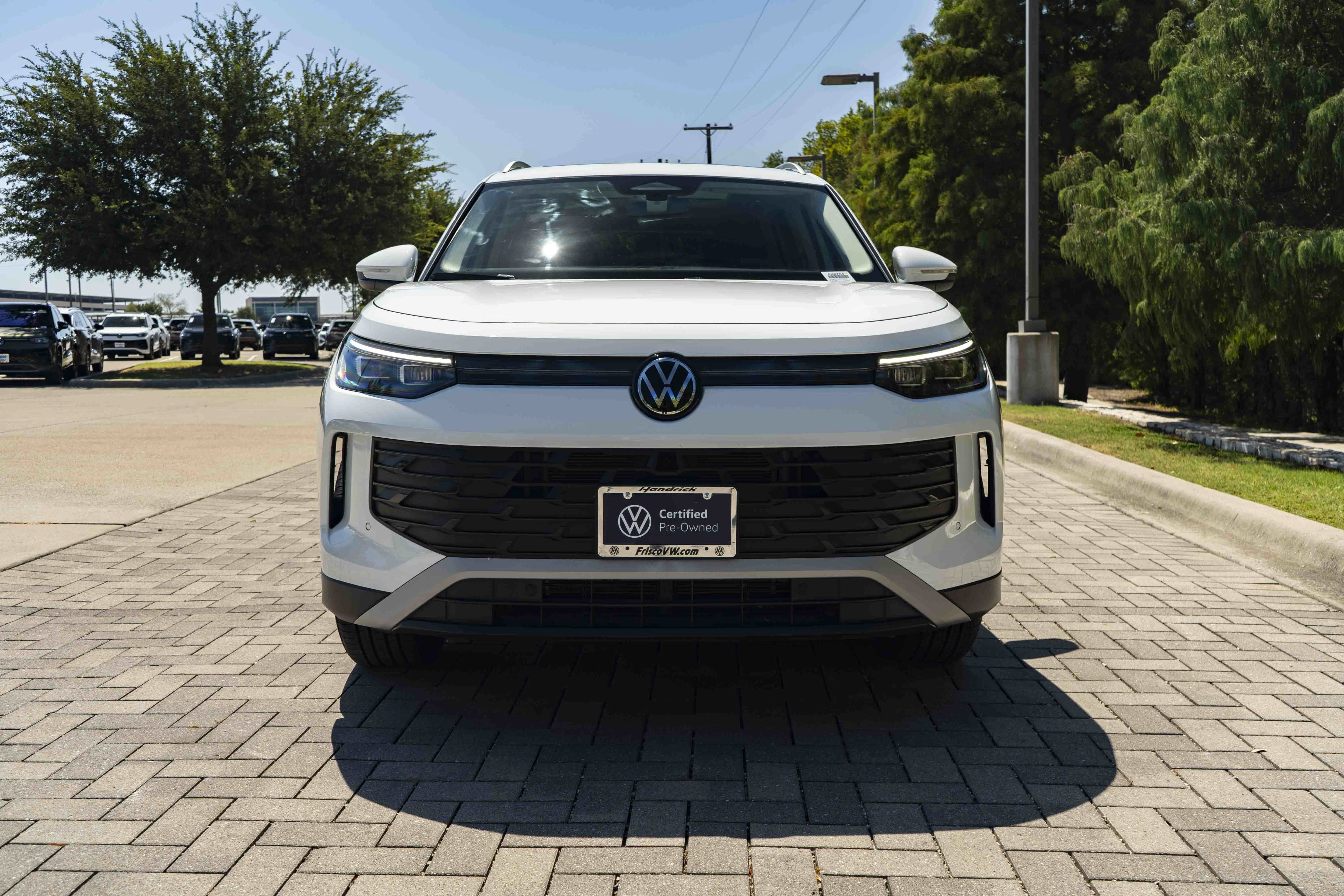 Certified 2025 Volkswagen Tiguan SE w/ Panoramic Sunroof Package AWD/4WD image 3