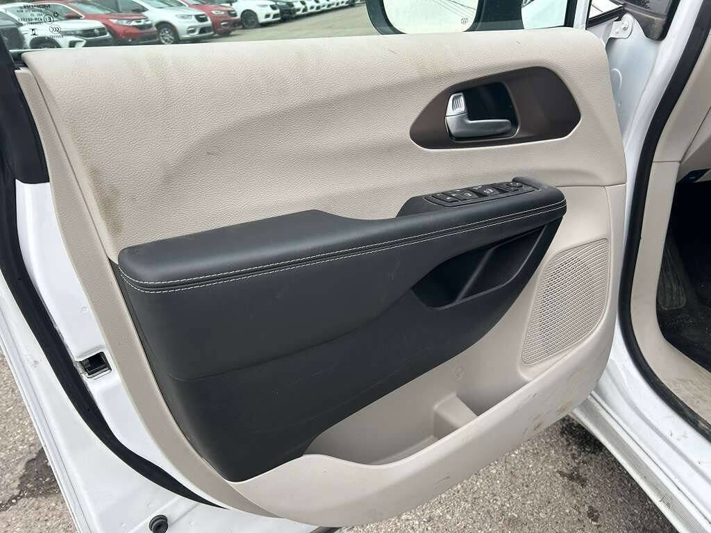 Used 2024 Chrysler Voyager LX FWD image 10
