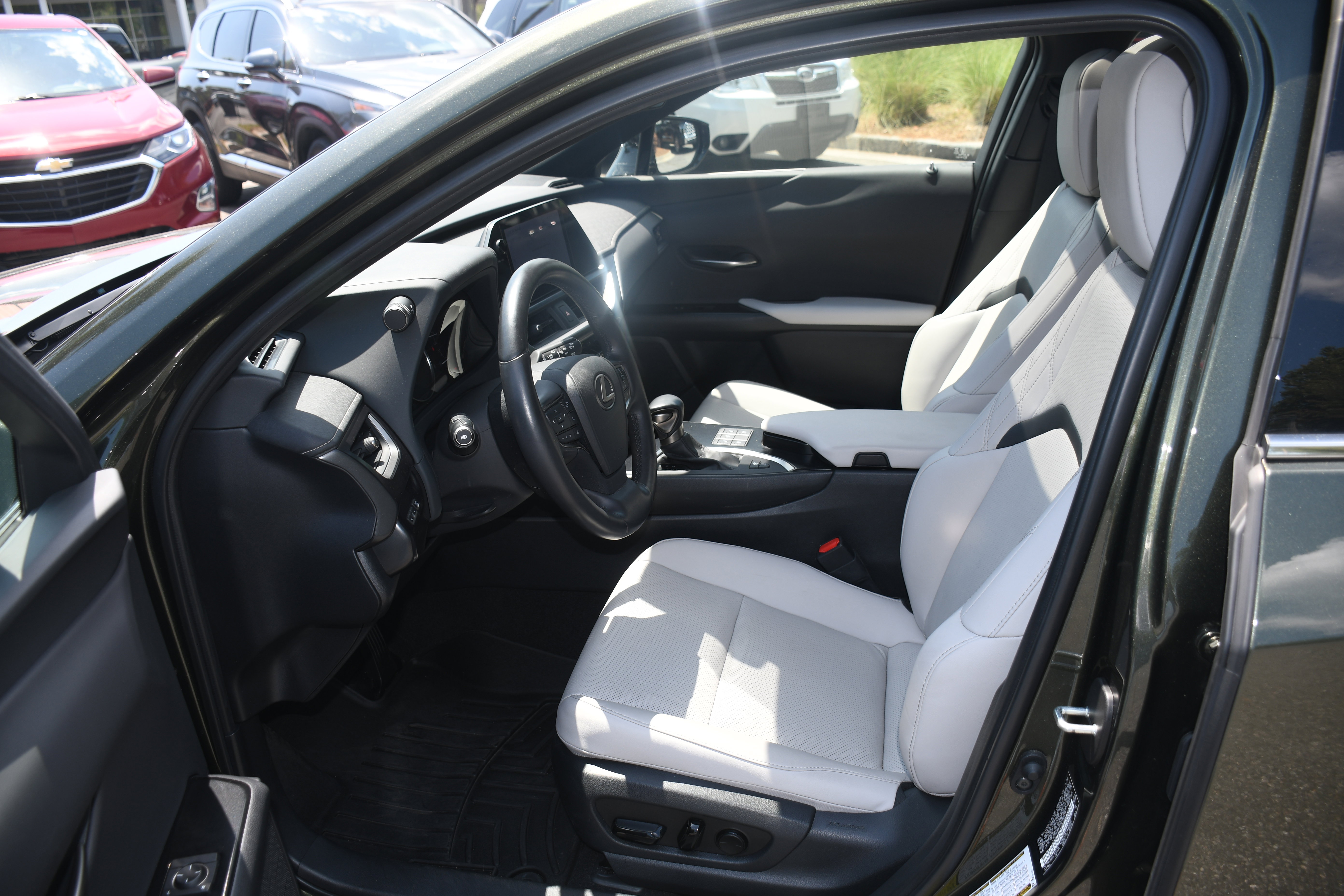 Used 2023 Lexus UX 250h FWD w/ Accessory Package (Z2) image 8