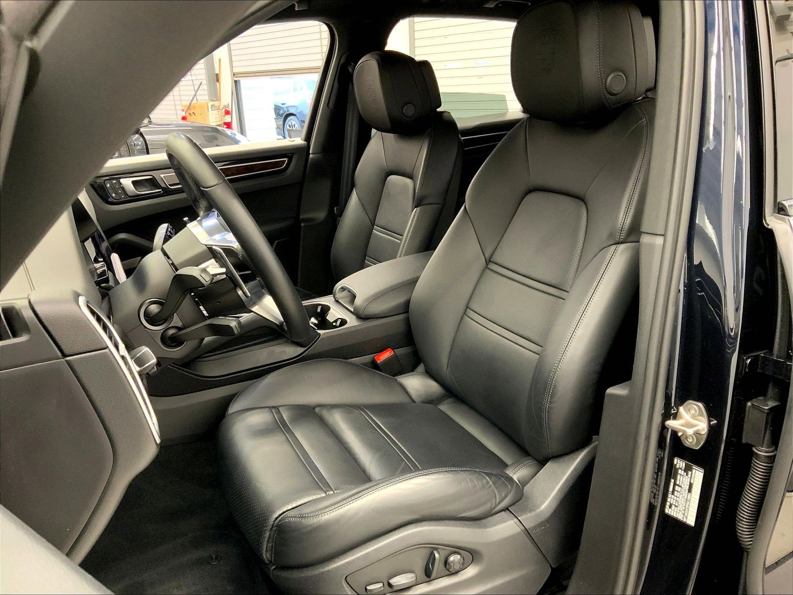 Used 2023 Porsche Cayenne Platinum Edition image 5