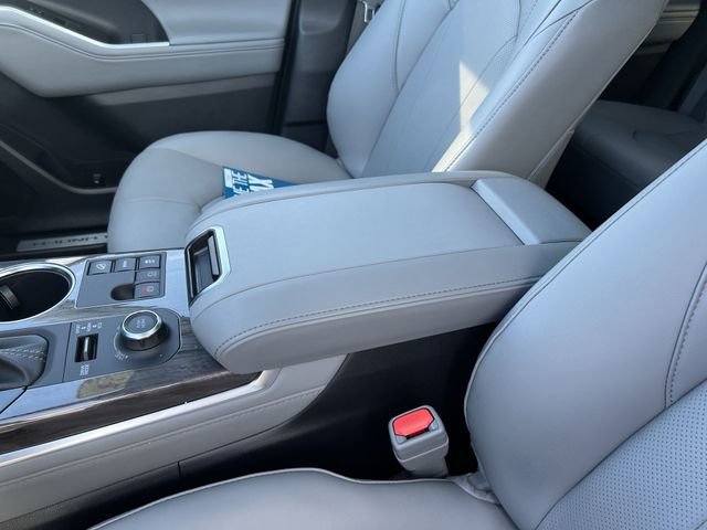 Used 2025 Toyota Highlander Limited image 19