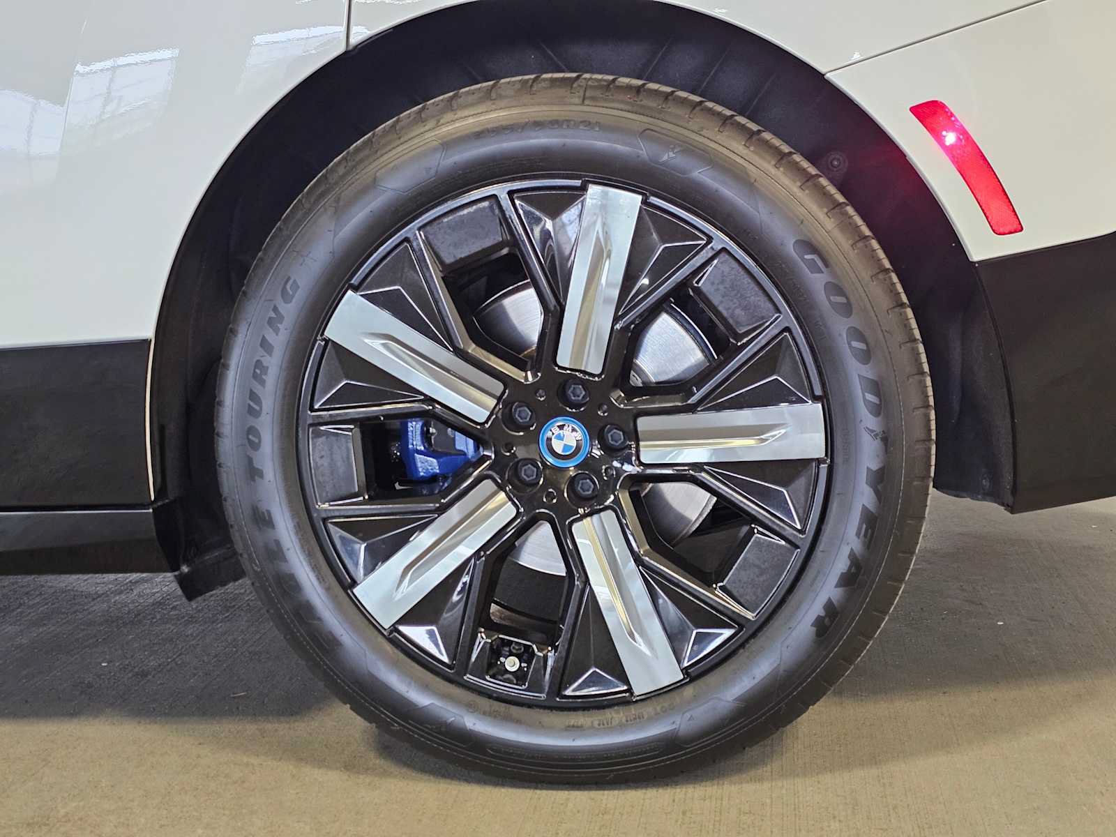 Used 2024 BMW iX xDrive50 w/ Premium Package AWD/4WD image 8