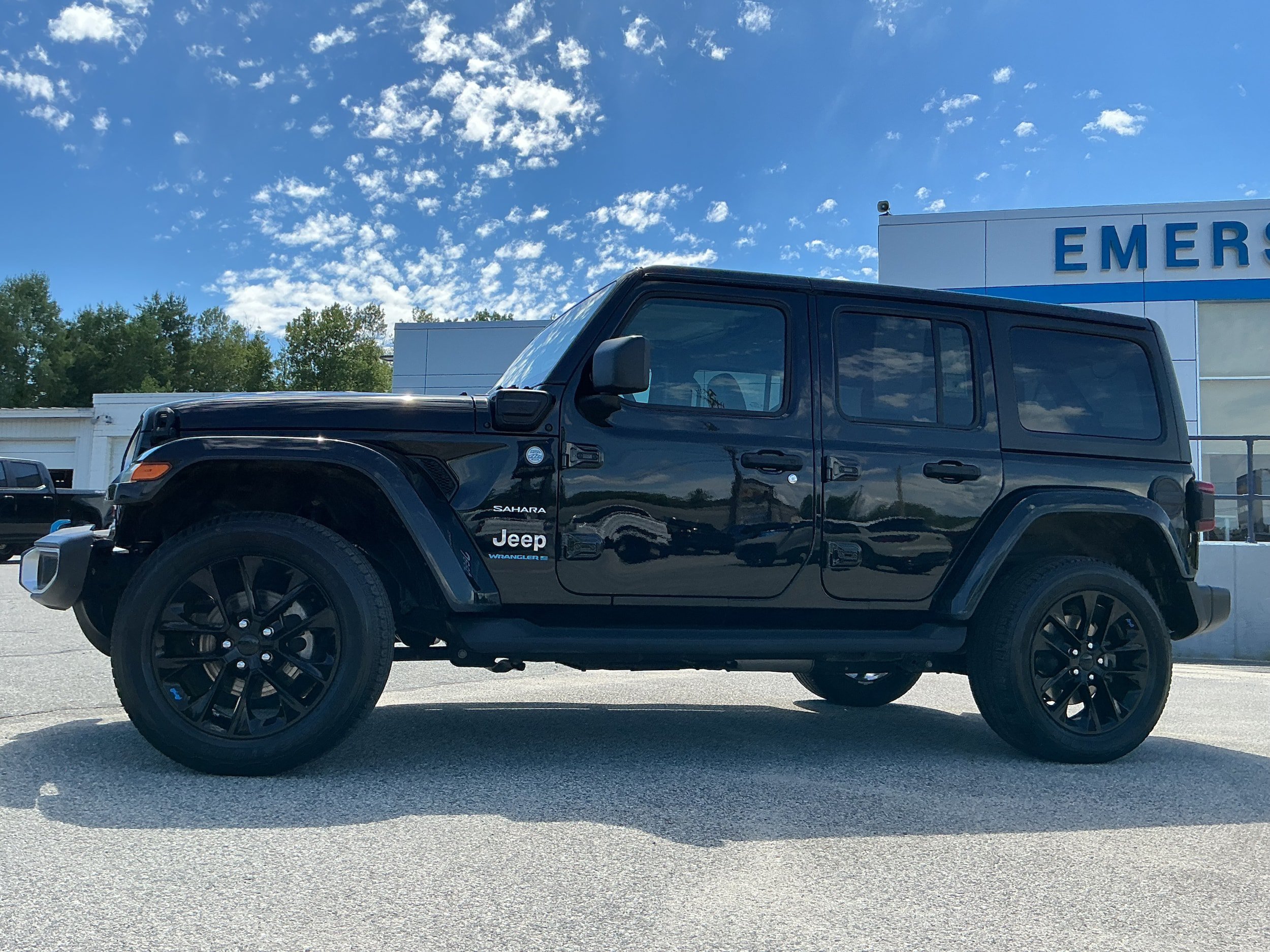 Used 2023 Jeep Wrangler Unlimited Sahara w/ Cold Weather Group AWD/4WD image 6