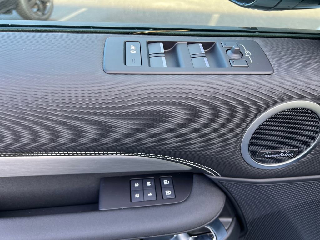 New 2025 Land Rover Discovery Dynamic SE image 14