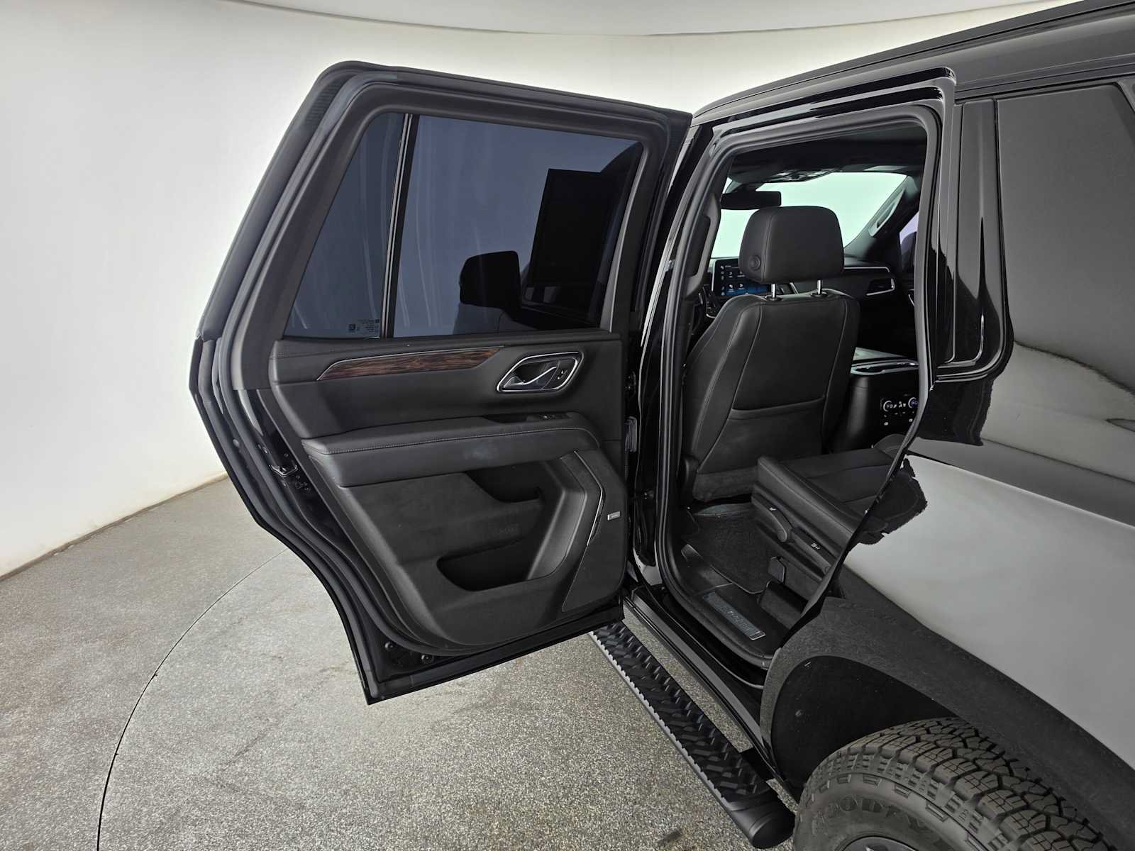 Used 2022 Chevrolet Tahoe Z71 w/ Z71 Off-Road Package AWD/4WD image 17