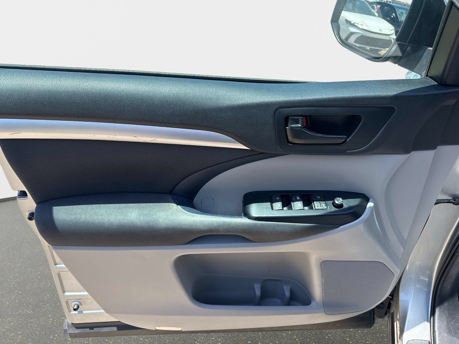 Used 2019 Toyota Highlander LE FWD image 18