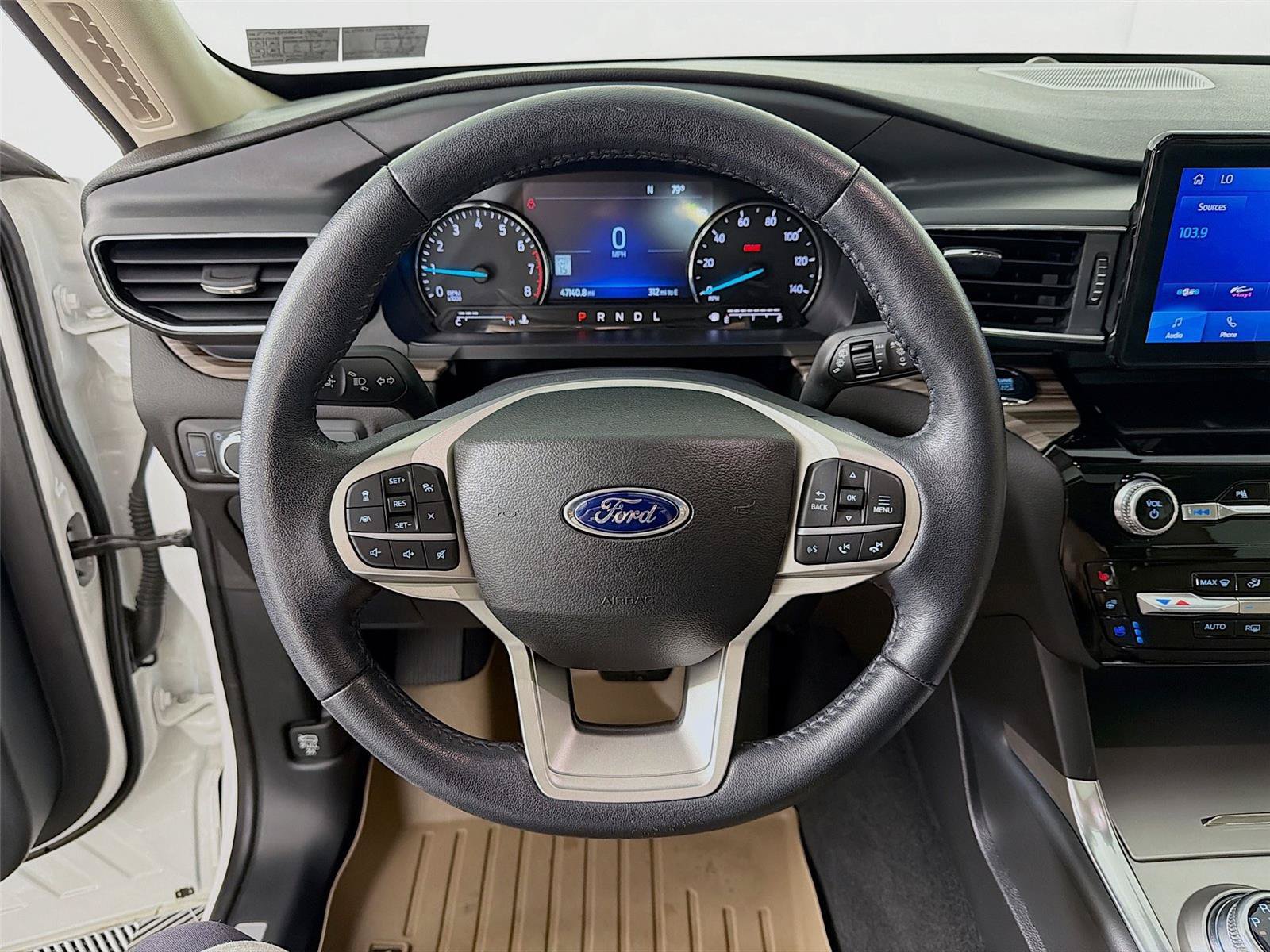 Used 2022 Ford Explorer Limited w/ Equipment Group 301A AWD/4WD image 3