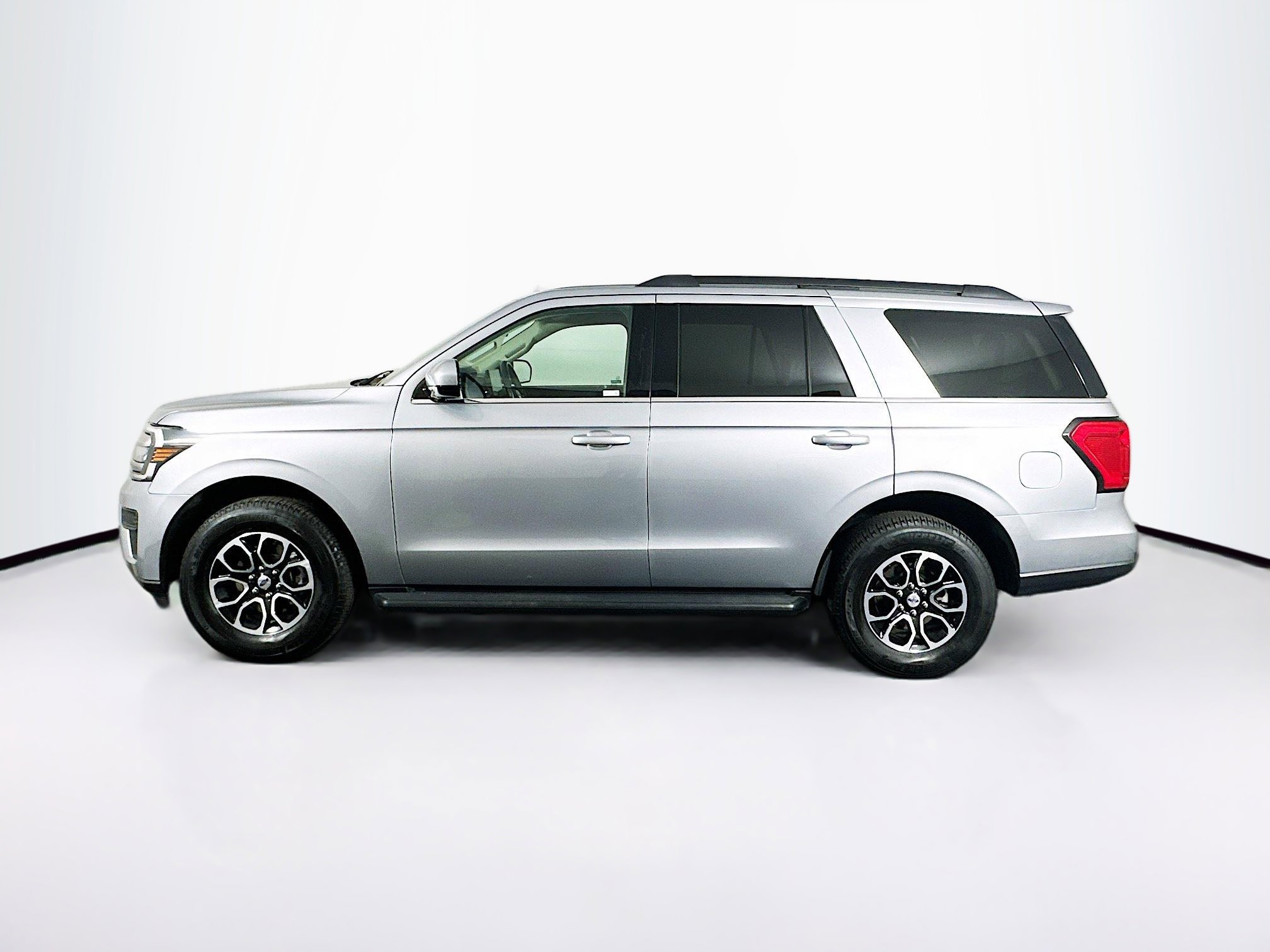 Used 2024 Ford Expedition XLT image 4