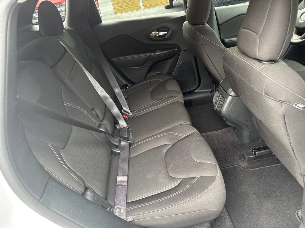 Used 2016 Jeep Cherokee Latitude FWD image 13