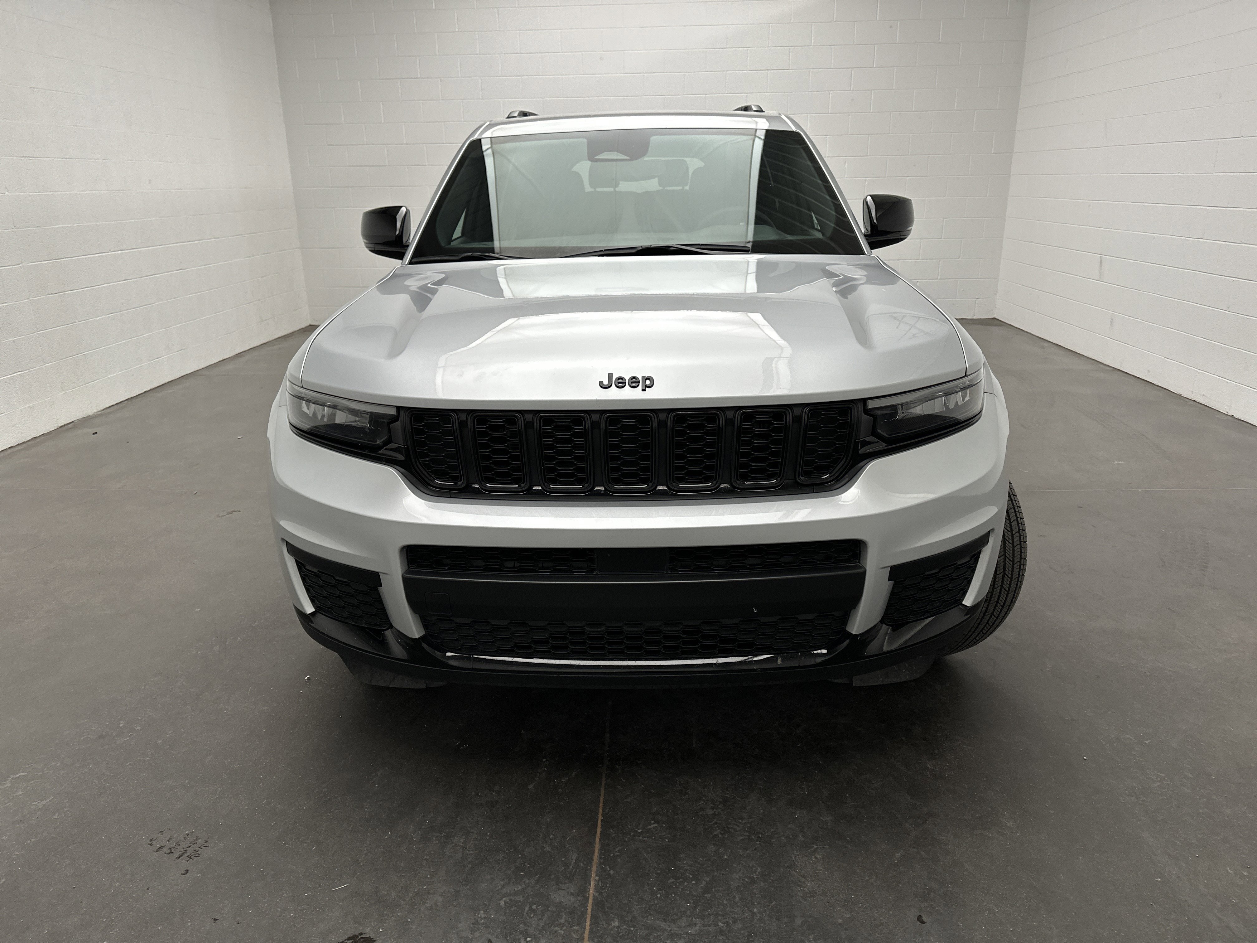 Used 2024 Jeep Grand Cherokee L Laredo image 3