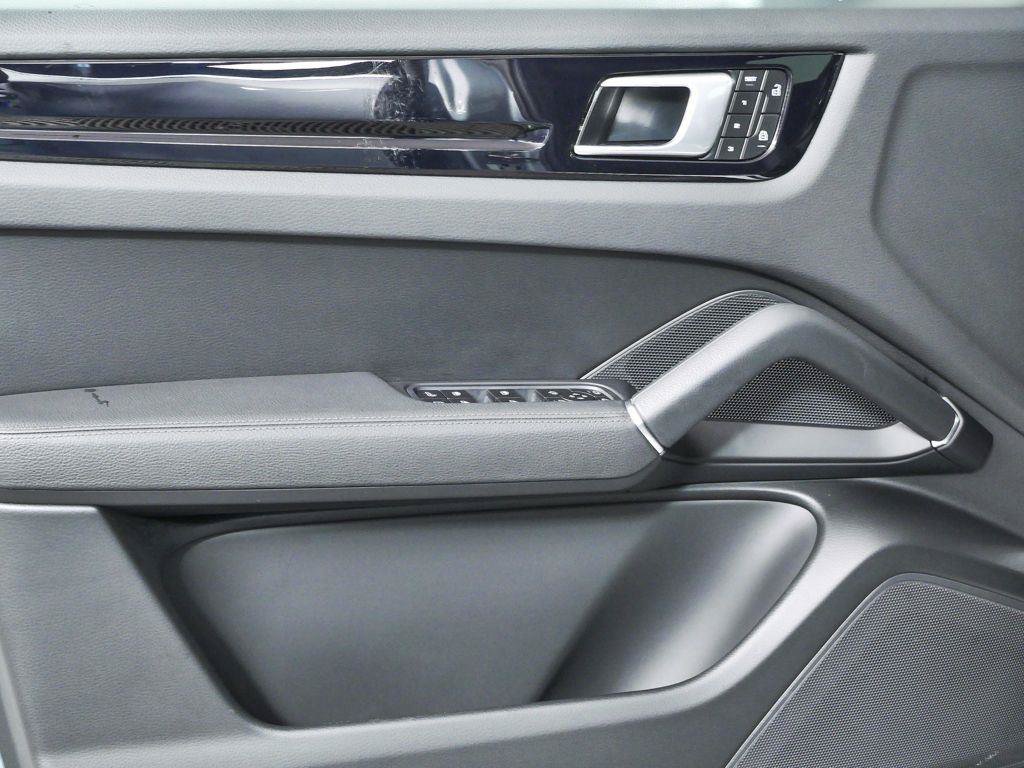 Certified 2022 Porsche Cayenne E-Hybrid AWD/4WD image 6