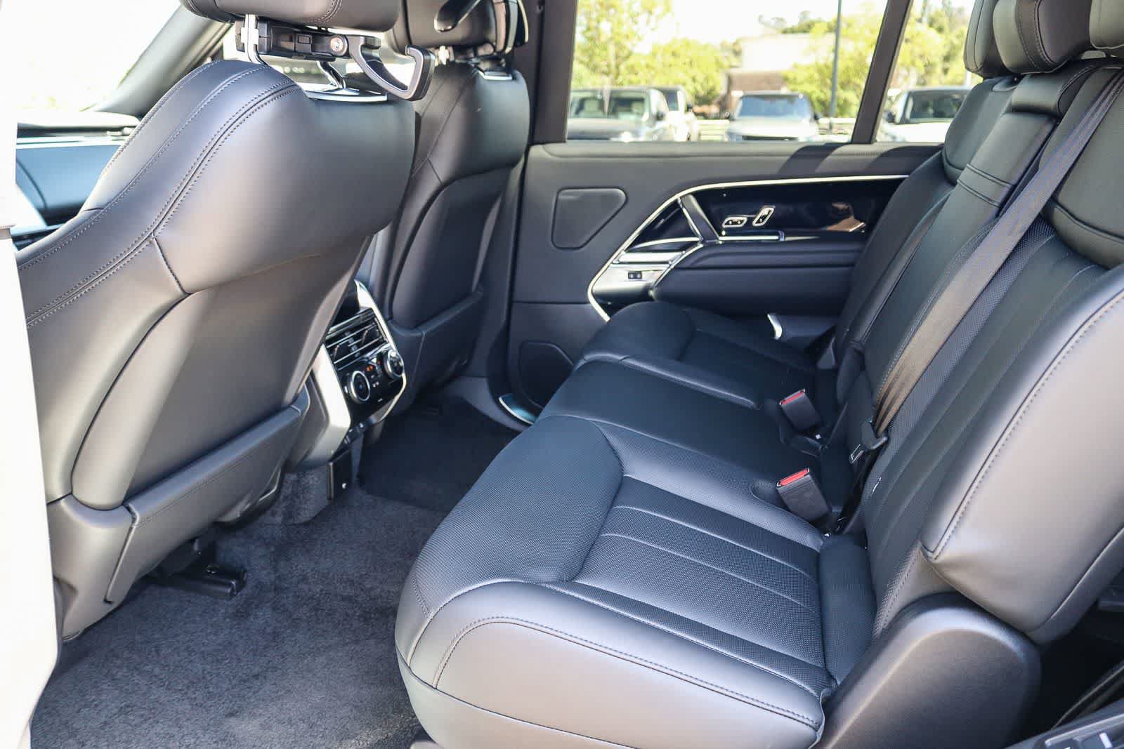 New 2026 Land Rover Range Rover Long Wheelbase SE AWD/4WD image 17