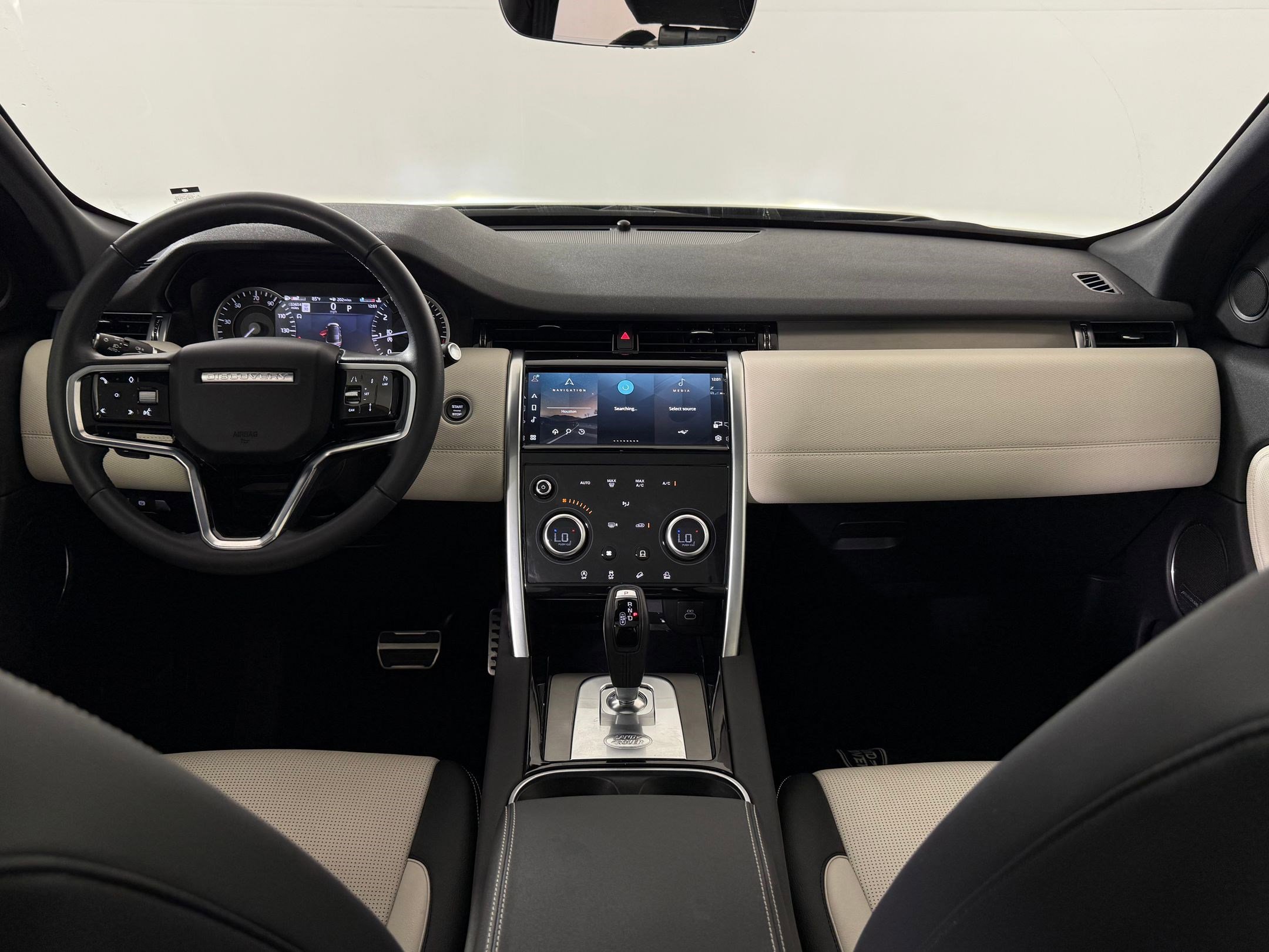 Used 2023 Land Rover Discovery Sport SE R-Dynamic image 17